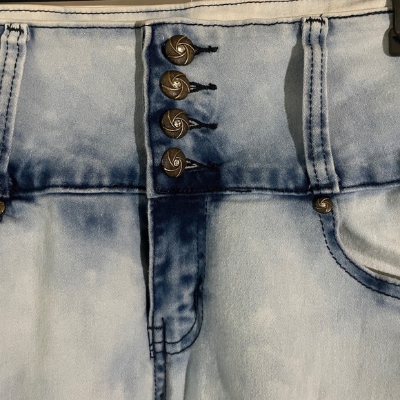 Short distressed blue jean Capris - Picture 3 of 6